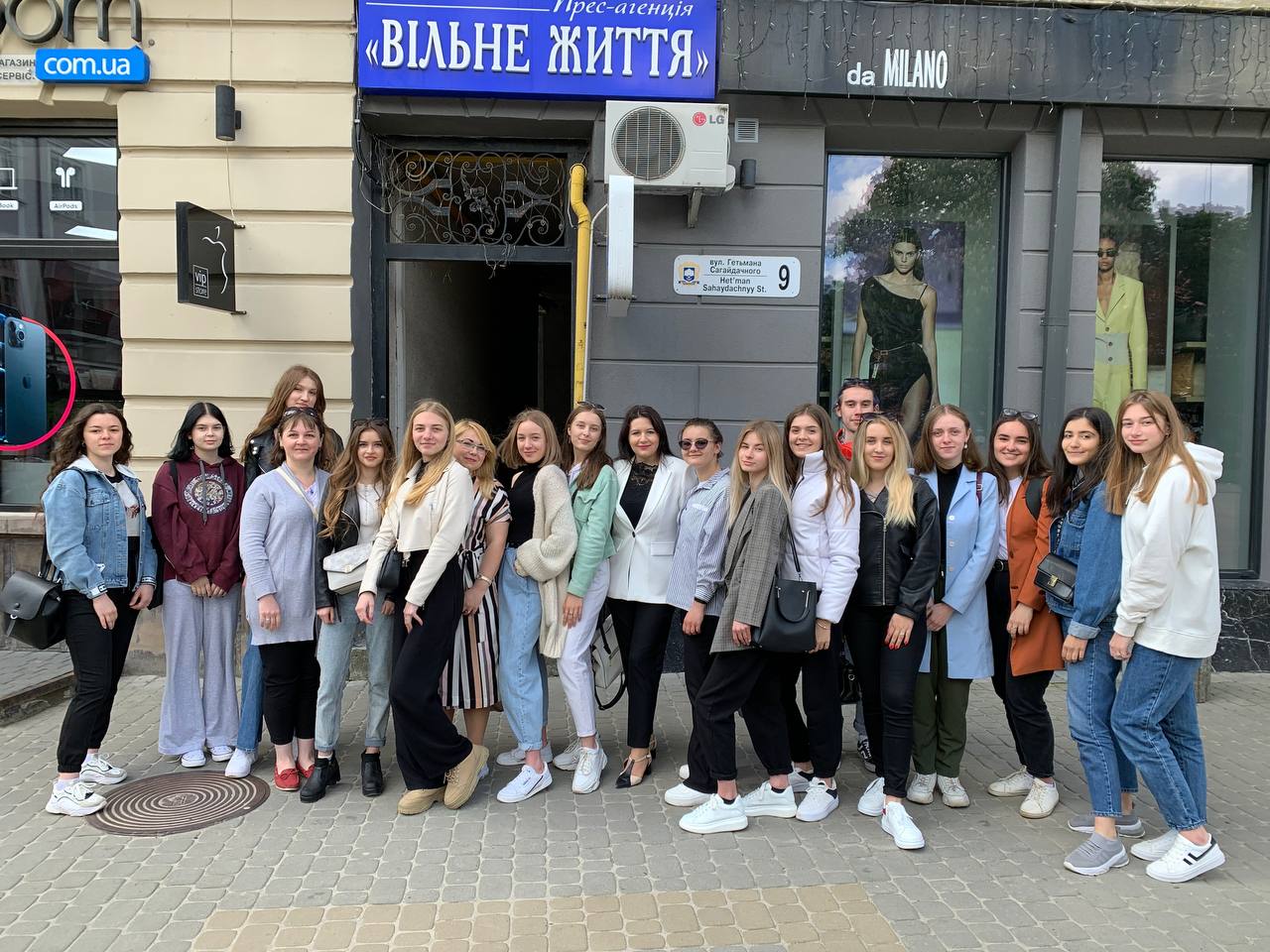 Студенти-практиканти біля редакції газети Вільне життя